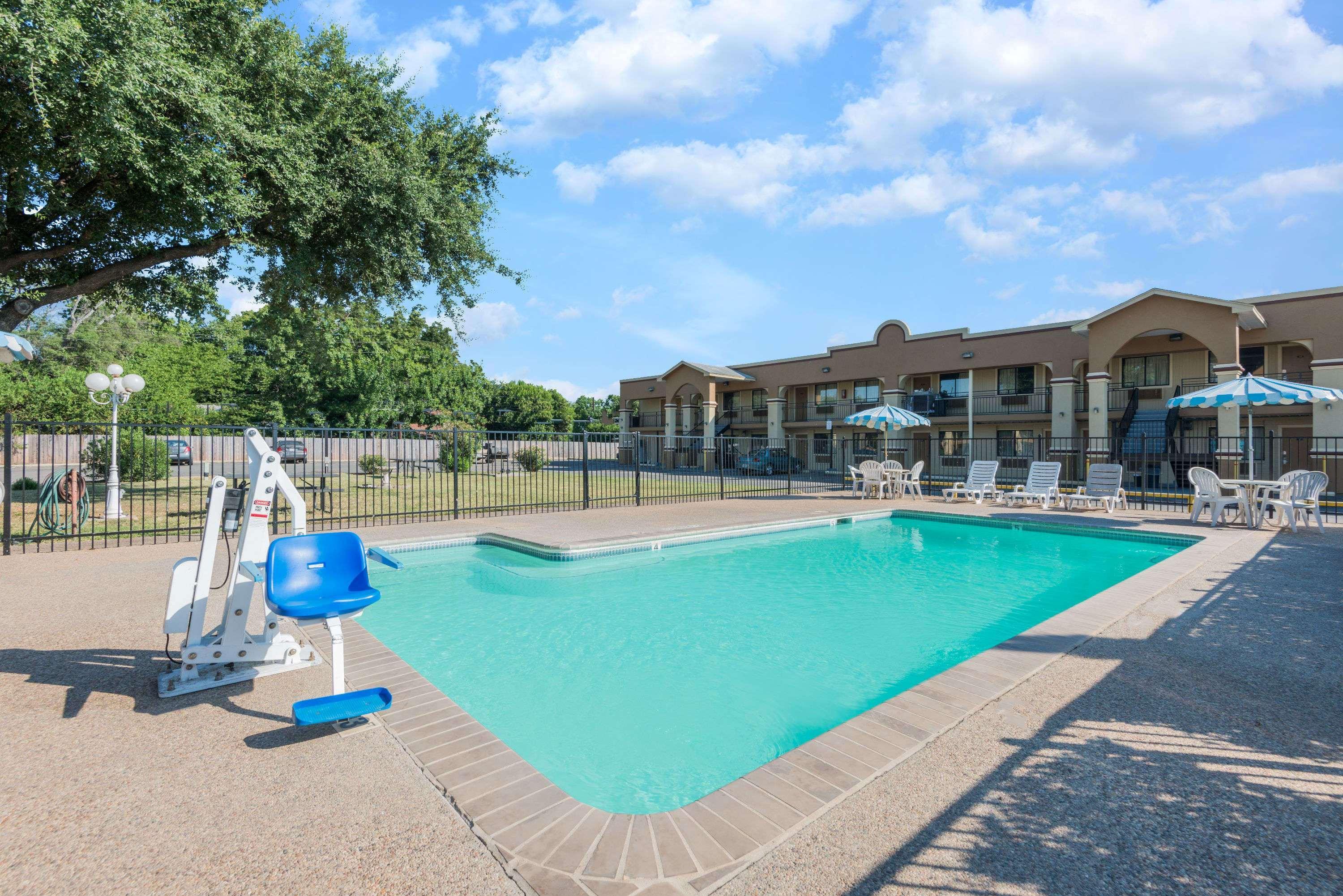 Days Inn By Wyndham San Marcos Exterior photo